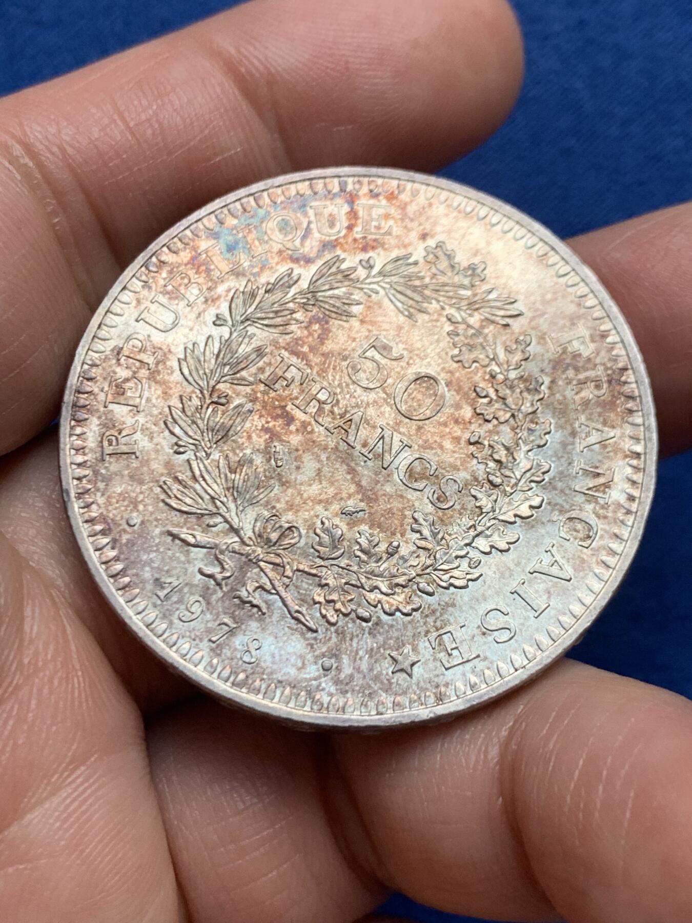 《竞宝斋》第447场 周日，周一，2场连拍 （全场包邮） 法国1978年50法郎大银币 29.9克 900银 状态不错 银光闪闪