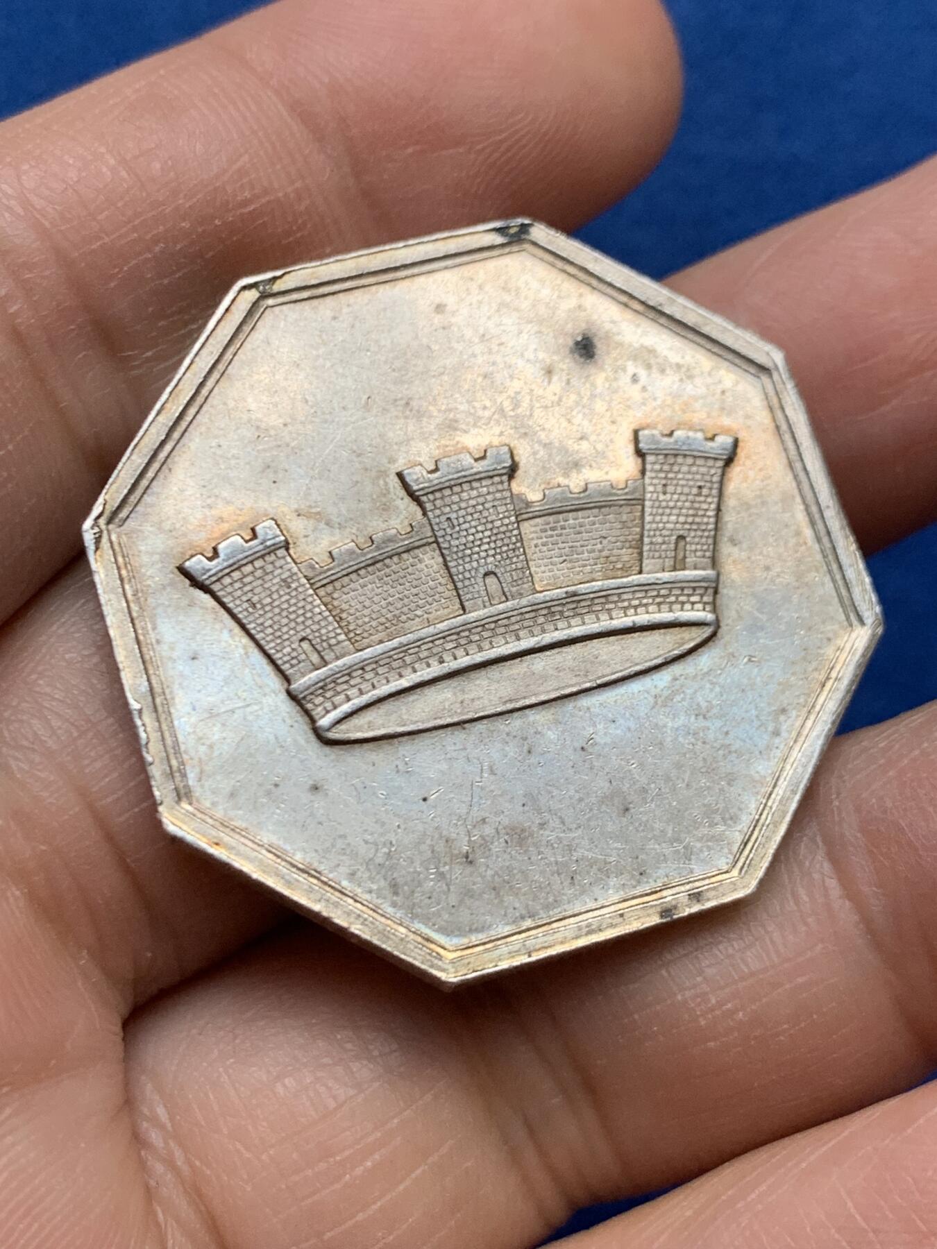 《竞宝斋》第447场 周日，周一，2场连拍 （全场包邮） 法国1838年城市人寿保险公司八角银章，城堡王冠图，丰饶角AR边铭，35mm，22.35克