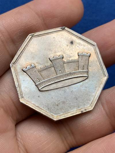 《竞宝斋》第447场 周日，周一，2场连拍 （全场包邮） - 法国1838年城市人寿保险公司八角银章，城堡王冠图，丰饶角AR边铭，35mm，22.35克