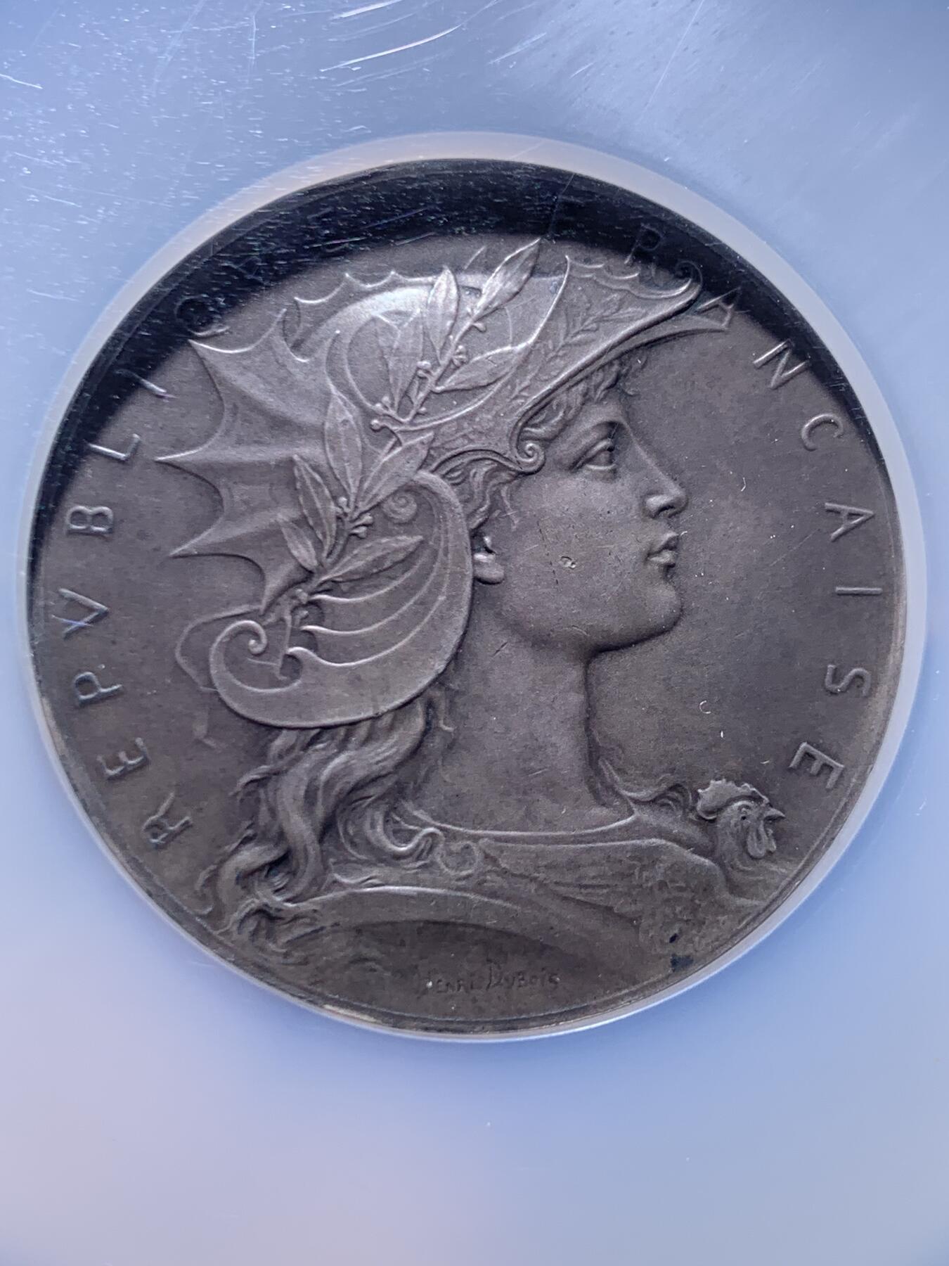 《竞宝斋》第447场 周日，周一，2场连拍 （全场包邮） NGC MS62 法国射击节银章，海马盔甲玛丽安娜，双面高浮雕，章牌大师杜波瓦(DUBIOS)代表作品，直径50mm，边铭丰饶角，加大加厚盒。