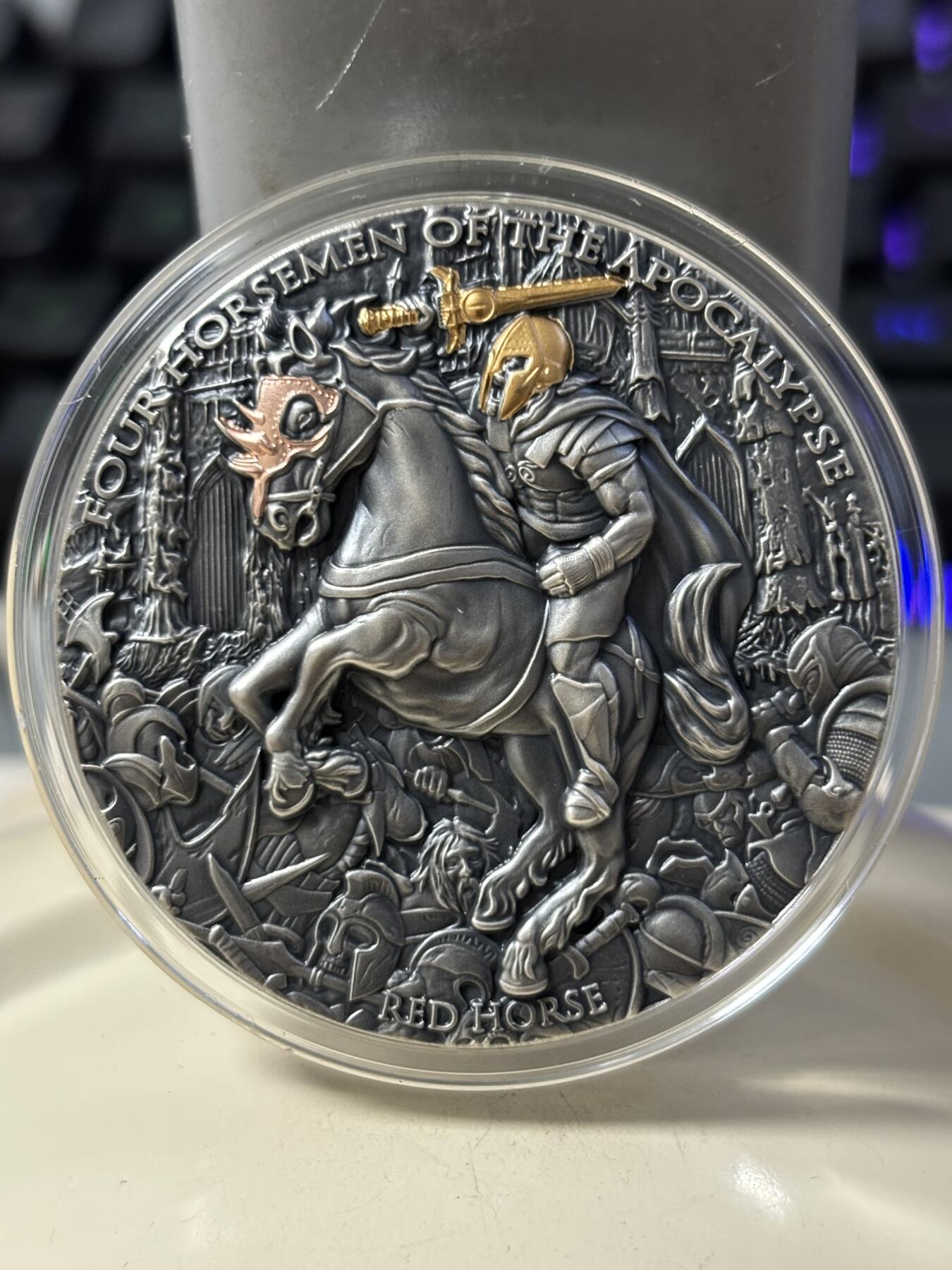 第186期拍卖 纽埃2019年天启四骑士系列红马骑士2盎司高浮雕渡金纪念银币，999银，发行量500枚