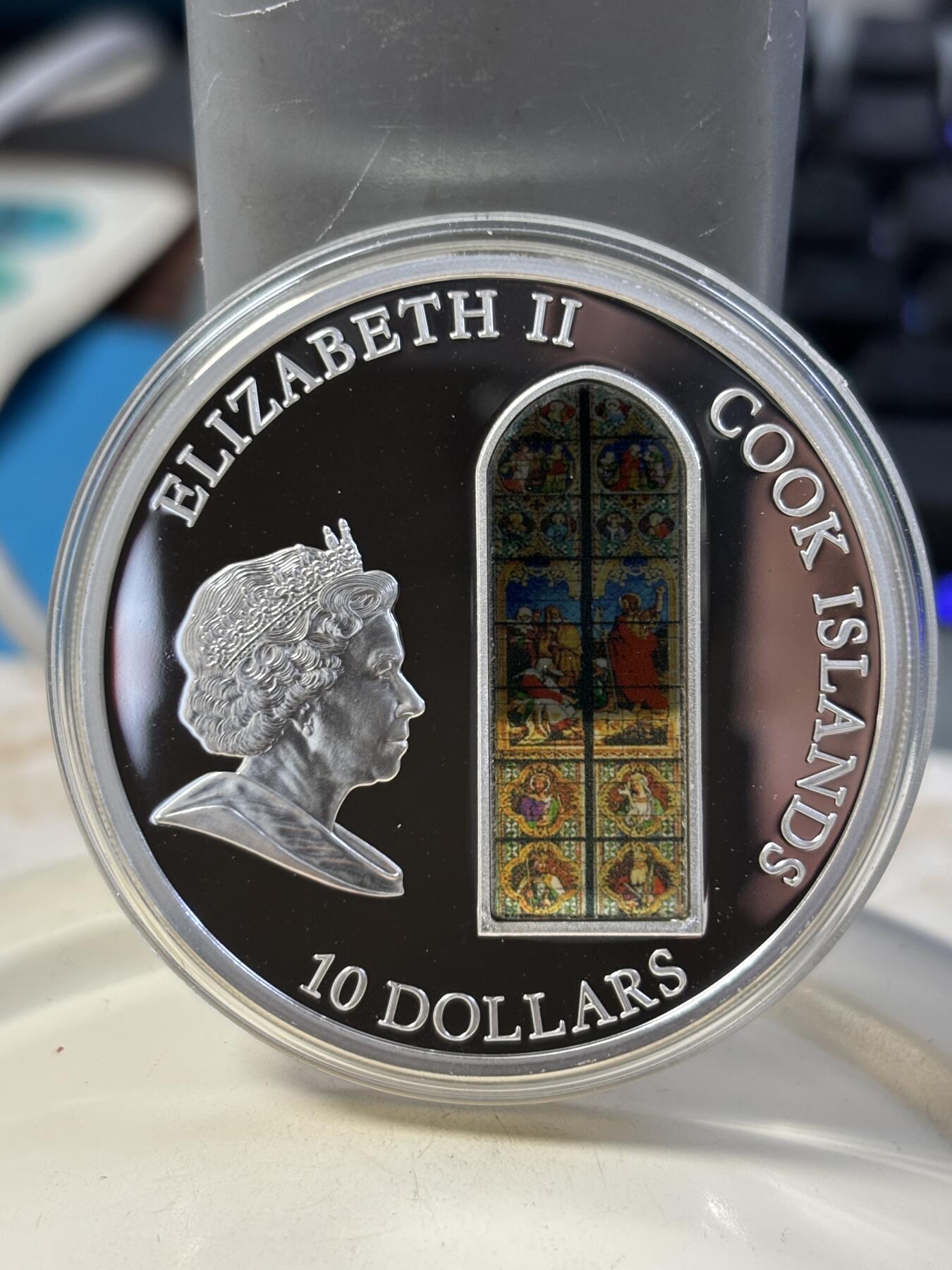 第186期拍卖 库克2010年天堂之窗科隆大教堂镶玻璃纪念银币，999银，50克，发行2000枚，没有外面纸套，有丝痕