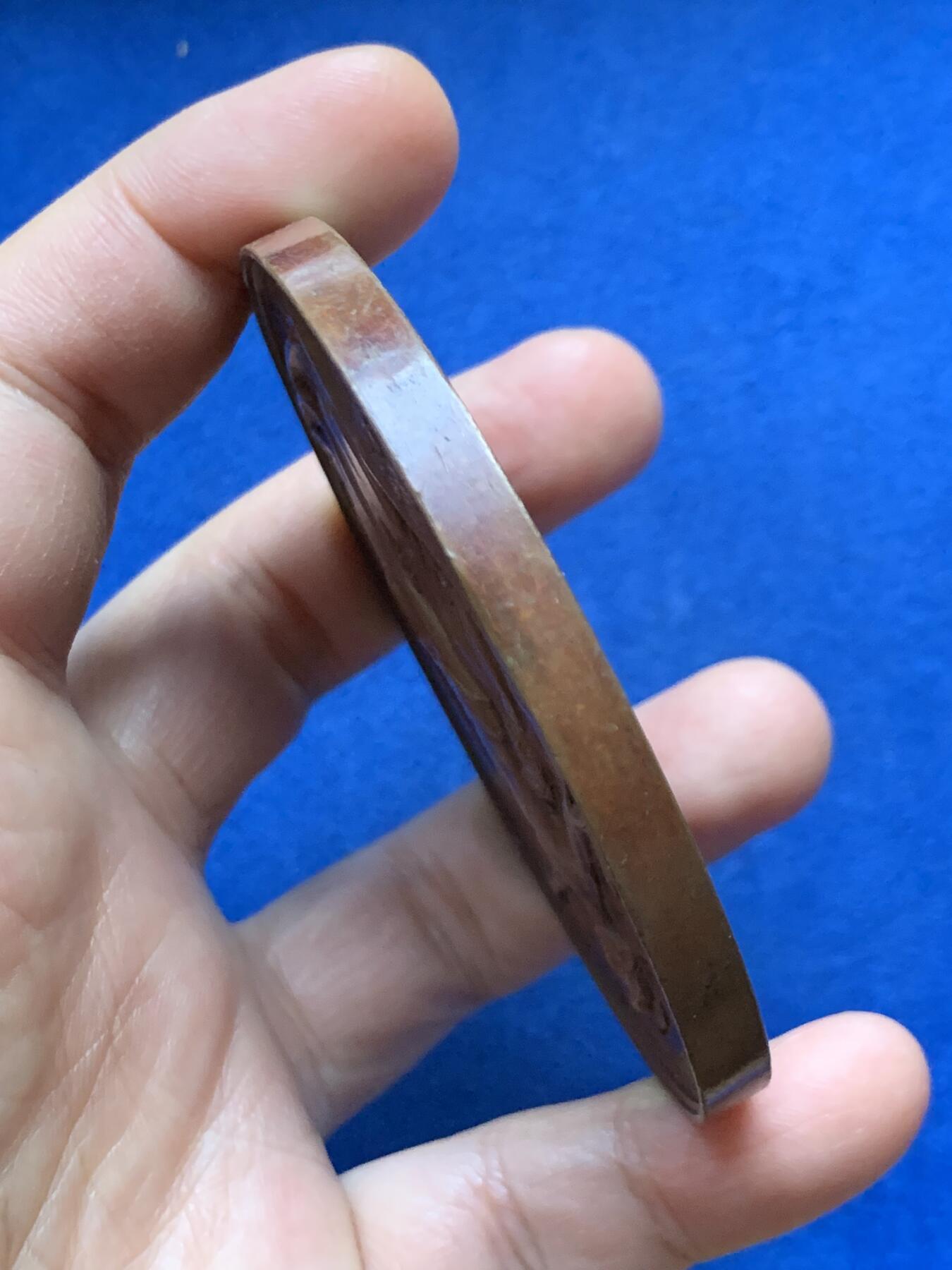 《竞宝斋》第447场 周日，周一，2场连拍 （全场包邮） 比利时1860年废除地方税纪念大铜章，这是一项重要的法律，旨在取消地方性的商品流通税，促进国内贸易自由化。正面利奥波德一世头像，184克，74.5mm。超大规格，手感厚实，自然原味，巧克力包浆，细节见图。