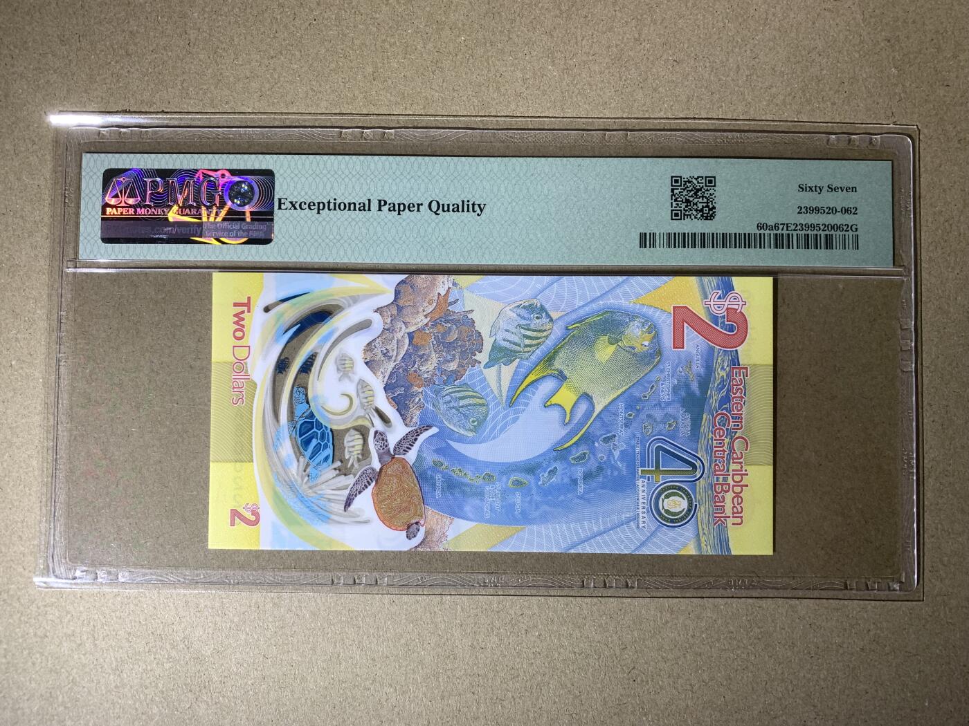 【礼羽收藏】🌏世界钱币拍卖第116期 【AA600228】全新UNC 2023年东加勒比2面值塑料纪念钞 AA首发冠 无3457尾228 朦胧号 朦胧王 PMG67 高分靓号 难出分品种