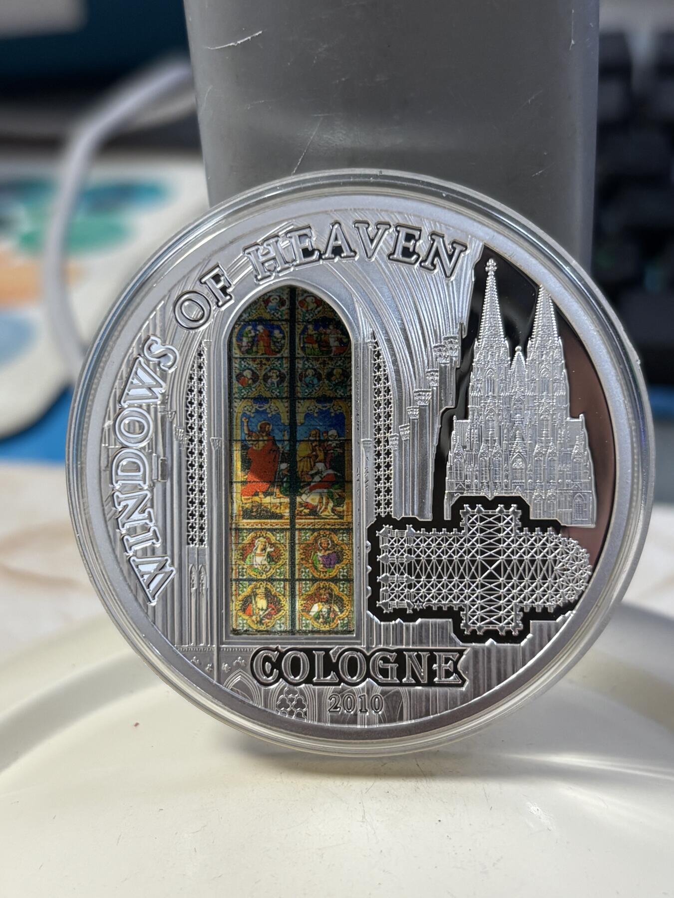 第186期拍卖 库克2010年天堂之窗科隆大教堂镶玻璃纪念银币，999银，50克，发行2000枚，没有外面纸套，有丝痕