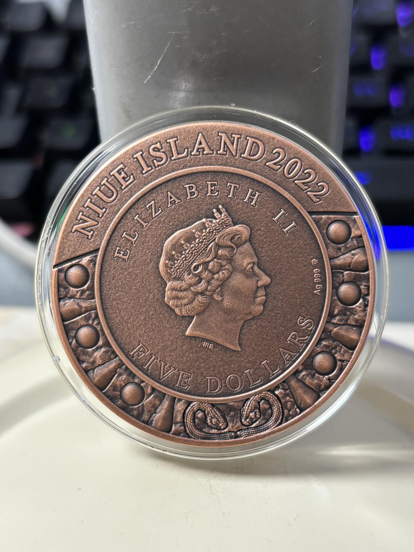 第186期拍卖 纽埃2022年战神之盾系列(1)–雅典娜神盾–美杜莎之盾超高精浮雕镀铜仿古纪念银币.2盎司,999银镀铜，发行500枚