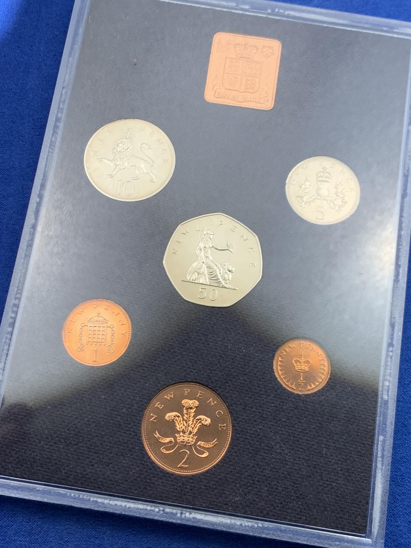 《竞宝斋》第447场 周日，周一，2场连拍 （全场包邮） 英国1976年 精制套币 6枚币和1枚章 状态很美 细节见图