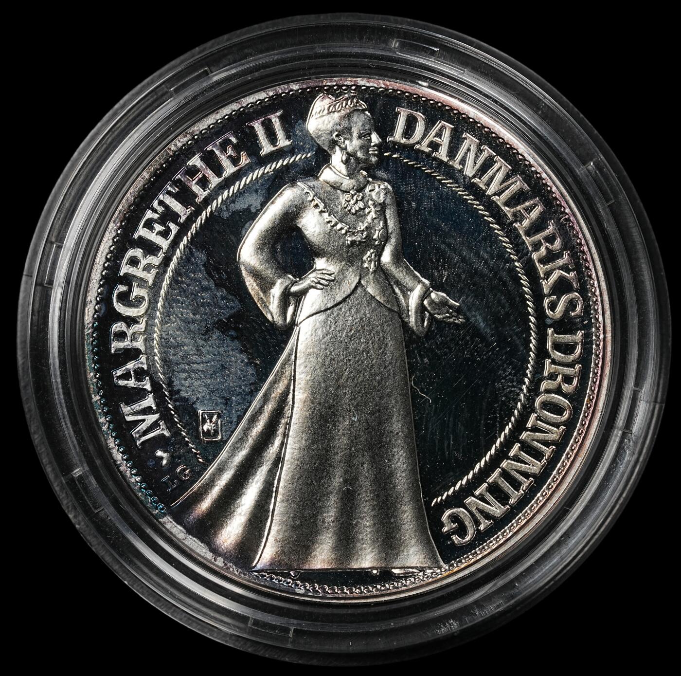 修遠堂世界钱币第九十七期 1997年丹麦女王玛格丽特二世在位25周年200克朗纪念银币 31.1g，999银 带证书