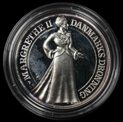 修遠堂世界钱币第九十七期 - 1997年丹麦女王玛格丽特二世在位25周年200克朗纪念银币 31.1g，999银 带证书