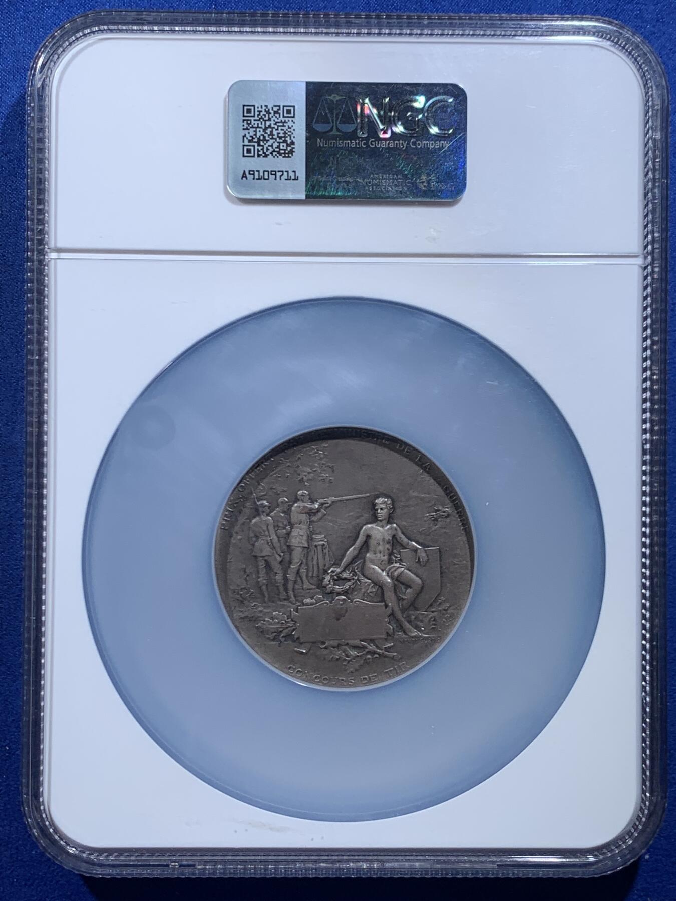 《竞宝斋》第447场 周日，周一，2场连拍 （全场包邮） NGC MS62 法国射击节银章，海马盔甲玛丽安娜，双面高浮雕，章牌大师杜波瓦(DUBIOS)代表作品，直径50mm，边铭丰饶角，加大加厚盒。