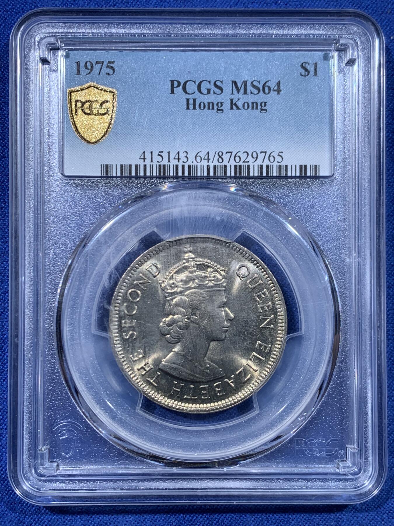 《竞宝斋》第447场 周日，周一，2场连拍 （全场包邮） PCGS MS64 中国香港1975年港币1元，大饼币，黄油光，分数好。盒子模糊了，细节见图。