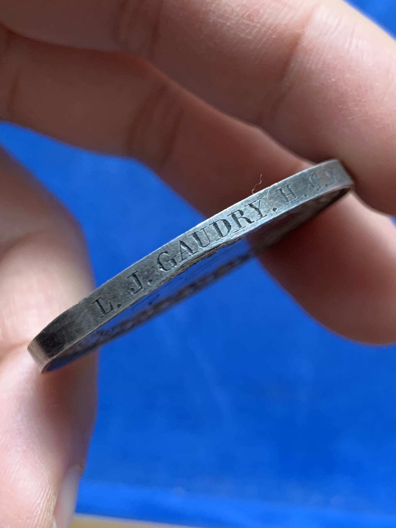 《竞宝斋》第447场 周日，周一，2场连拍 （全场包邮） 法国1833年婚礼银章 神灯边铭 32.2克 41.1mm 不多见的品种