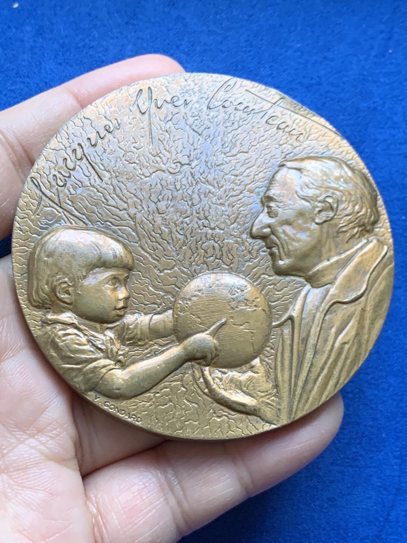 《竞宝斋》第447场 周日，周一，2场连拍 （全场包邮） 法国环保主题大铜章，直径72MM，193.4g ，丰饶角铜标，品相如图。背面有粘连痕迹