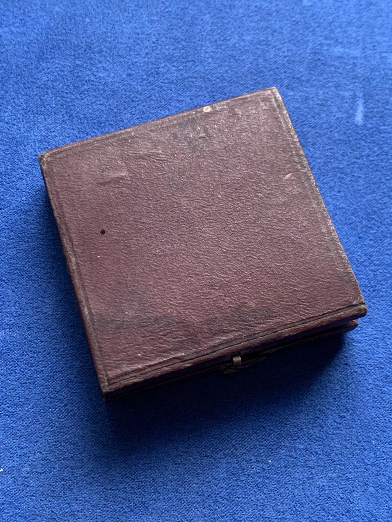 《竞宝斋》第447场 周日，周一，2场连拍 （全场包邮） 法国鲁昂储蓄银行银质奖章 37.5mm 21.8克 丰饶角银标 带盒  正面：女神与天使；背面：鲁昂城市景观。