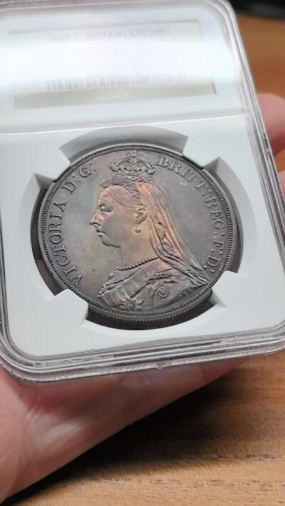 凡希社世界钱币微拍月度大拍（2025/12） 荐！1887英国老维高冠马剑精铸NGC-PF63，五彩油润厚重，上手观感妙不可言，不容错过的压箱底品质！（视频参考）