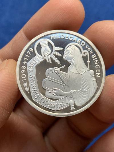 《竞宝斋》第447场 周日，周一，2场连拍 （全场包邮） - 德国1998年女音乐家“希德嘉·冯宾根”诞辰900年10马克精制银币（15.5克 925银）