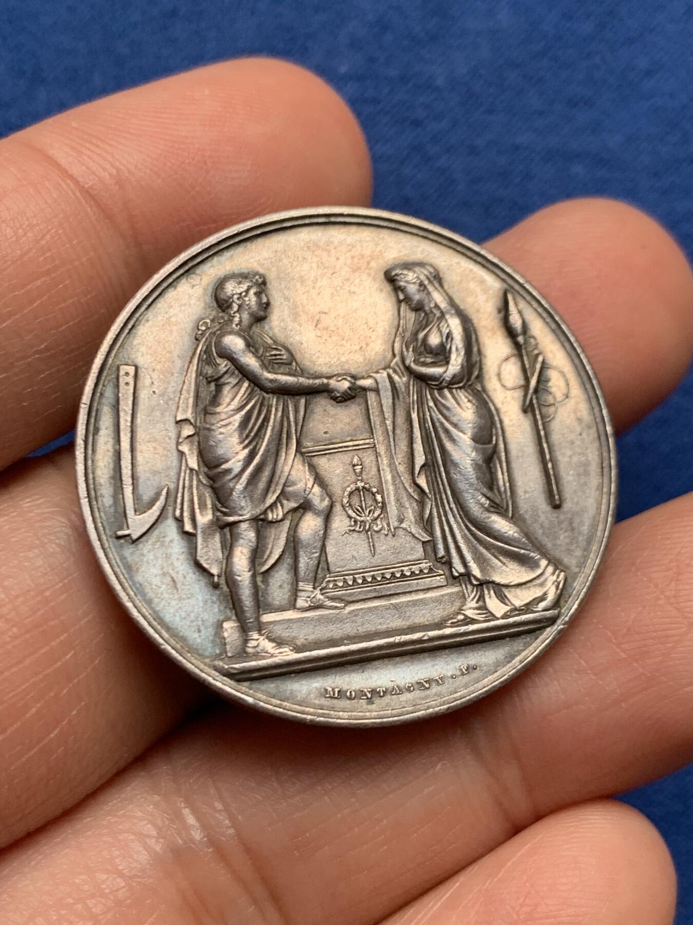 《竞宝斋》第447场 周日，周一，2场连拍 （全场包邮） 法国银质婚章 背面是漂亮的花体字 18克 34mm 1885 丰饶角银标