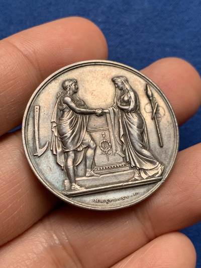 《竞宝斋》第447场 周日，周一，2场连拍 （全场包邮） - 法国银质婚章 背面是漂亮的花体字 18克 34mm 1885 丰饶角银标