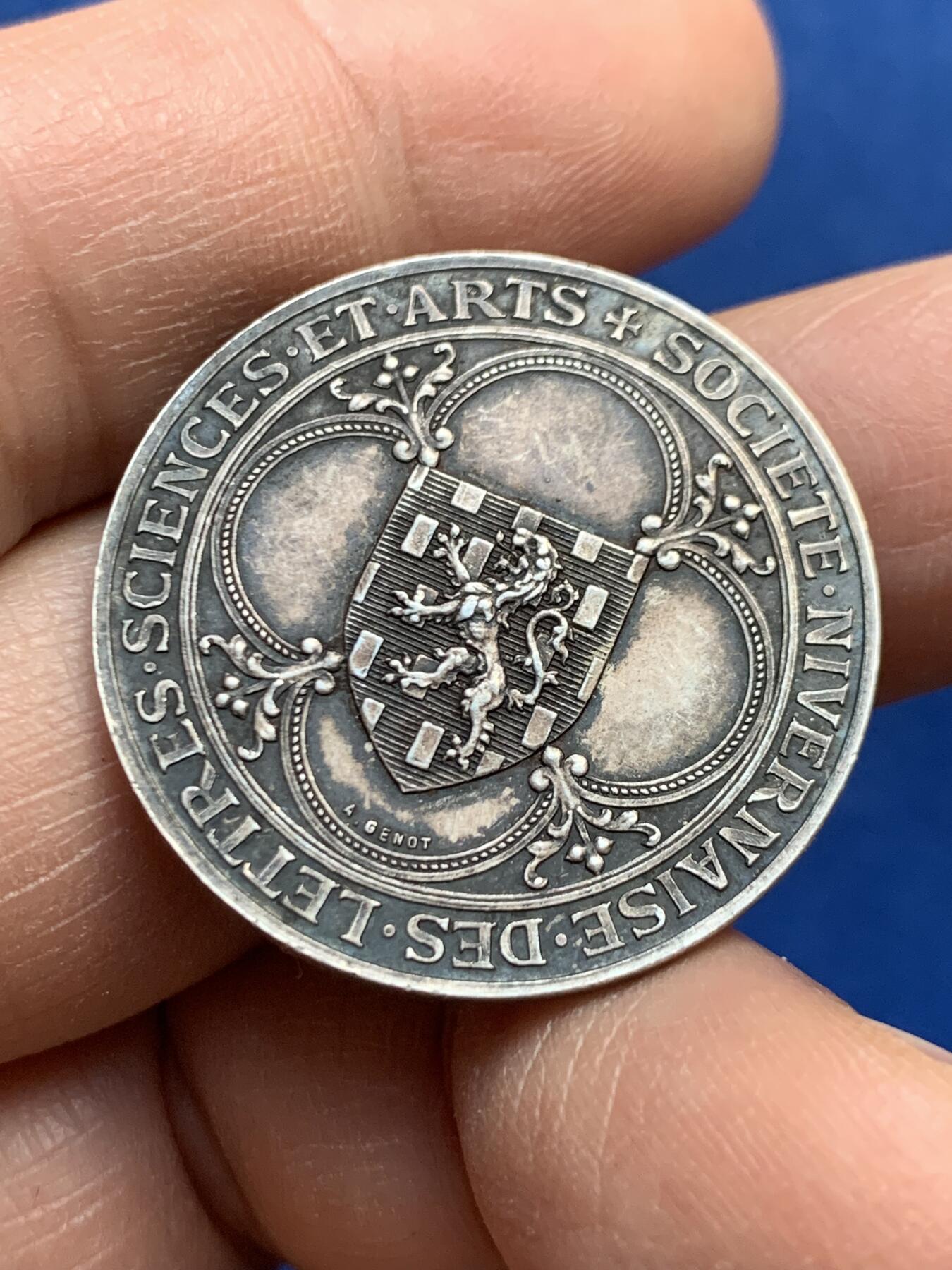 《竞宝斋》第447场 周日，周一，2场连拍 （全场包邮） 法国涅夫勒文学艺术科学协会纪念银章 10.55克 29.6mm 丰饶角银标 1851年成立 稀有