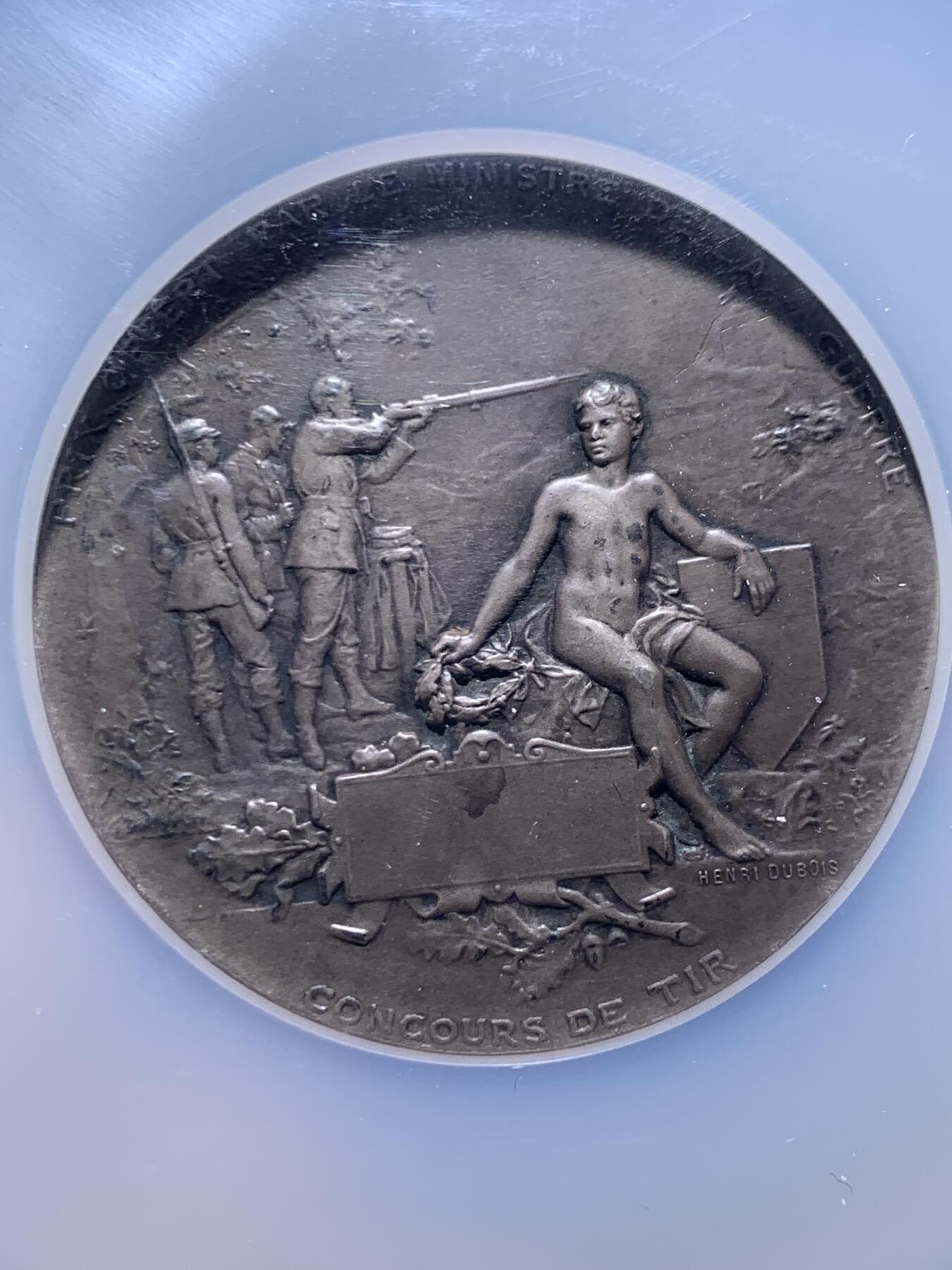 《竞宝斋》第447场 周日，周一，2场连拍 （全场包邮） NGC MS62 法国射击节银章，海马盔甲玛丽安娜，双面高浮雕，章牌大师杜波瓦(DUBIOS)代表作品，直径50mm，边铭丰饶角，加大加厚盒。