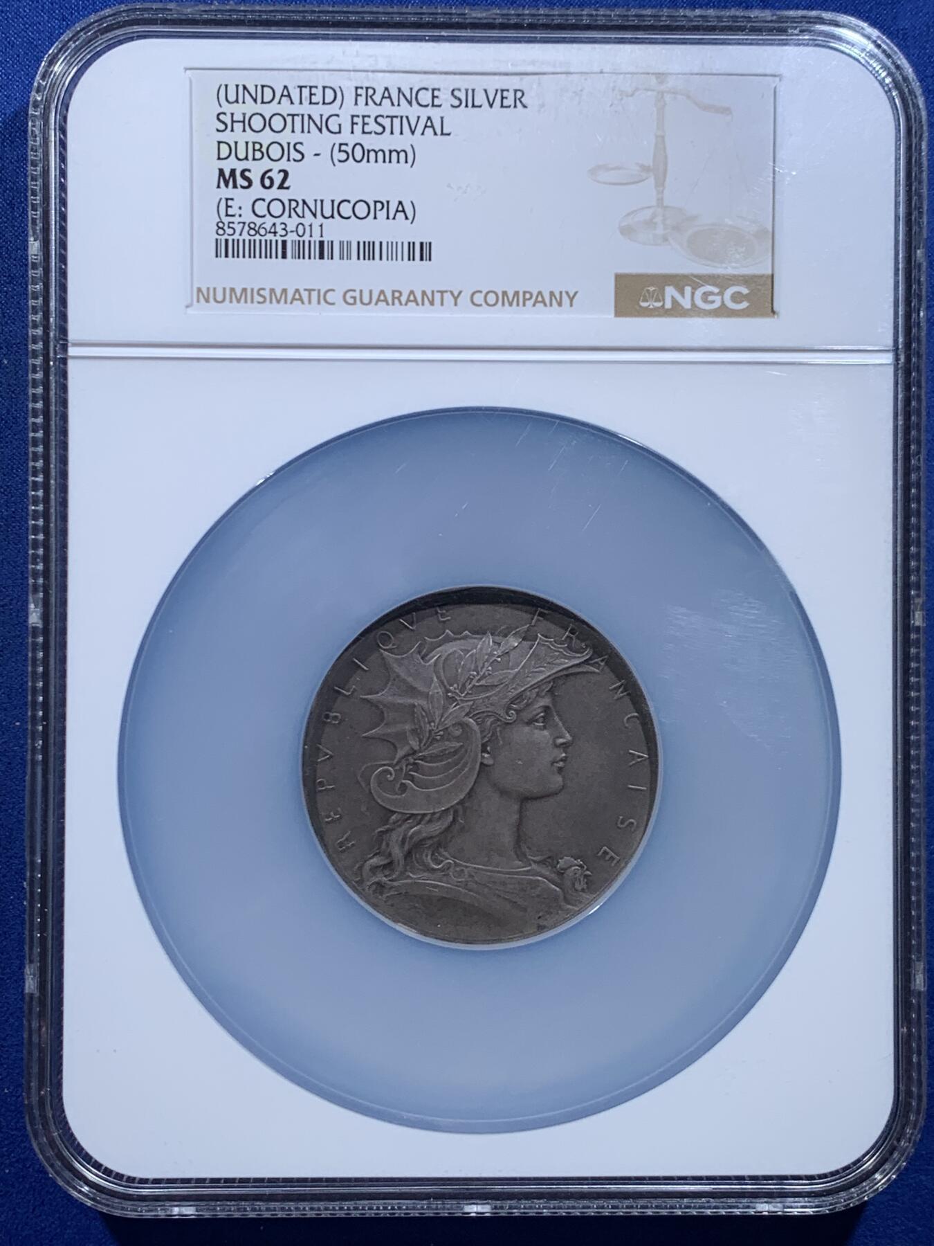 《竞宝斋》第447场 周日，周一，2场连拍 （全场包邮） NGC MS62 法国射击节银章，海马盔甲玛丽安娜，双面高浮雕，章牌大师杜波瓦(DUBIOS)代表作品，直径50mm，边铭丰饶角，加大加厚盒。