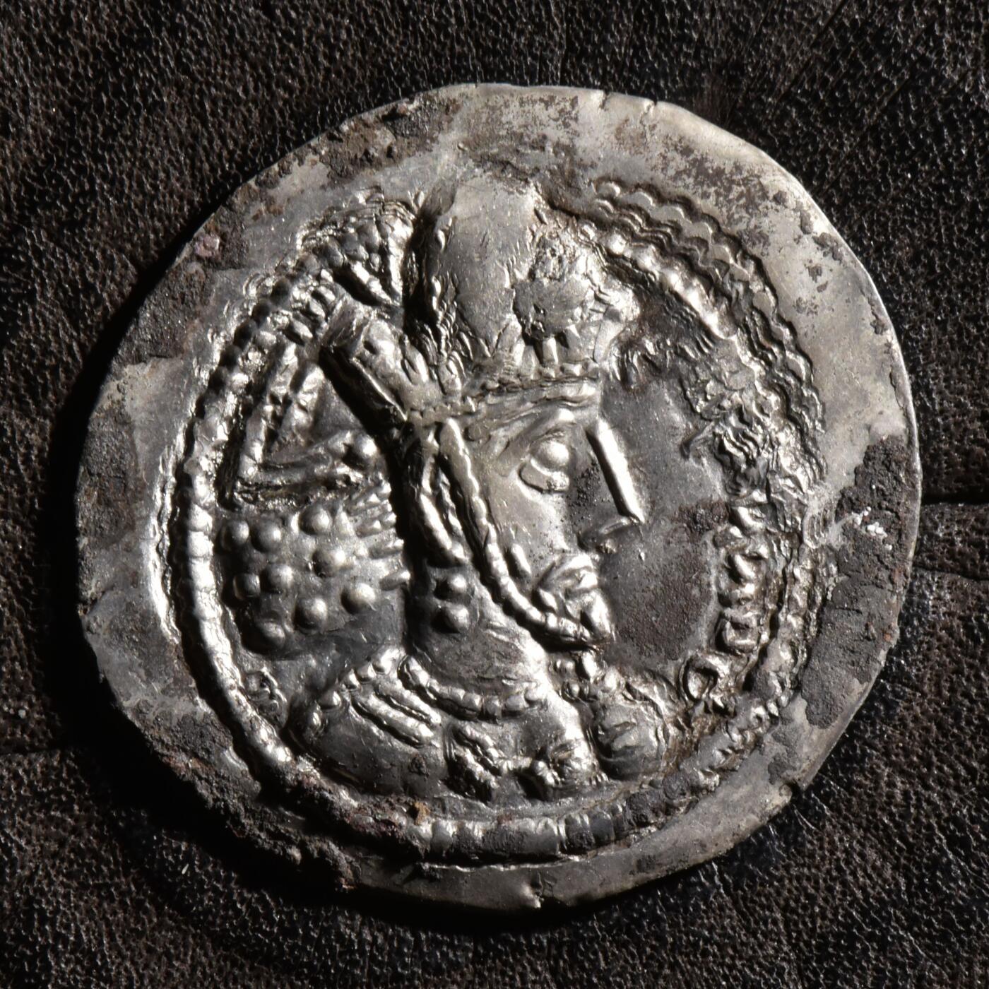 【良泉】【元旦直播场】1月1日晚19.30点开拍！208组西方古代钱币、日本朝鲜花钱 【极美品】【宽胚 喀布尔造币厂版】公元309-379年【波斯帝国】萨珊王朝，沙普尔二世，一德拉克马银币，3.92克