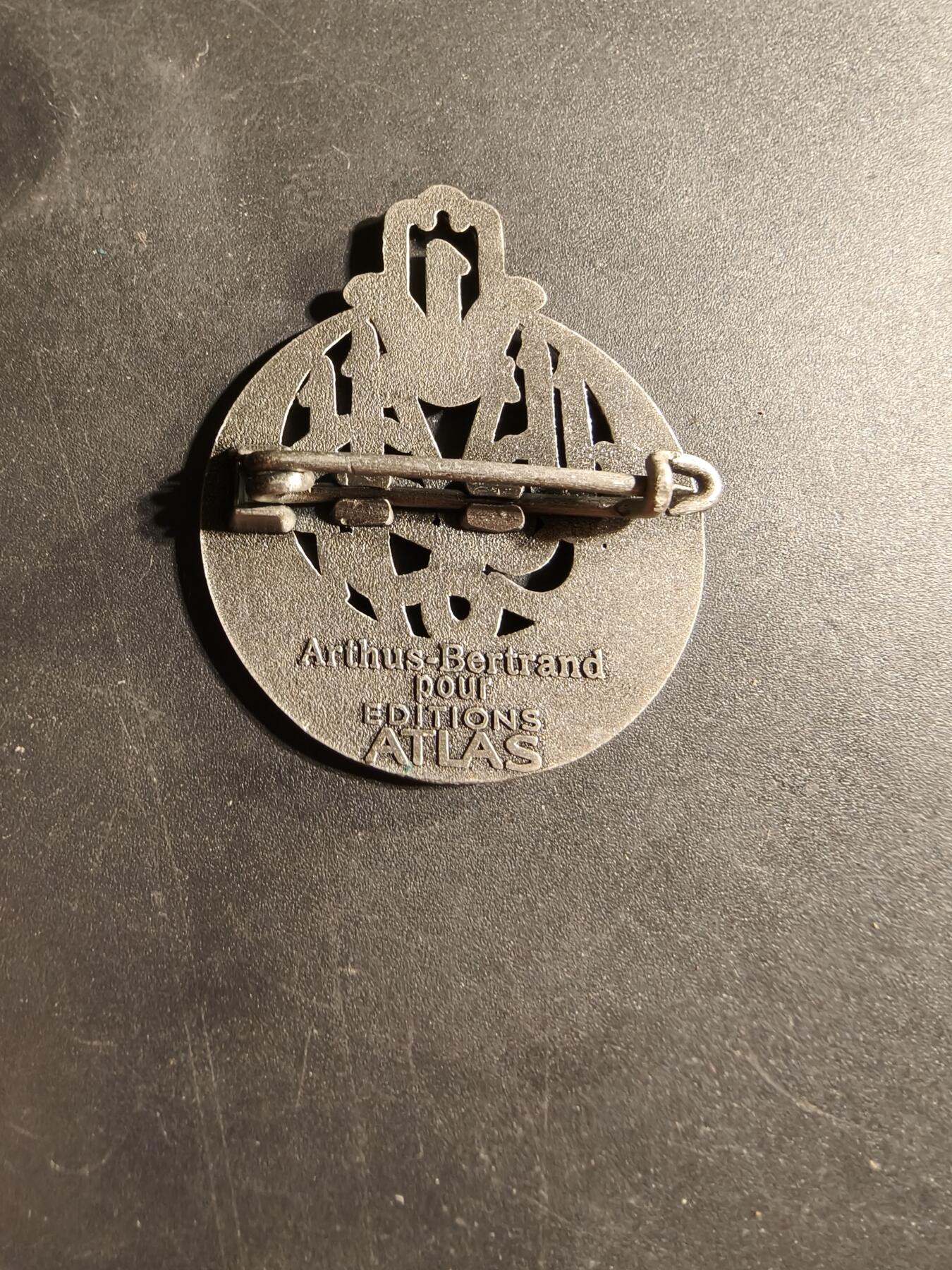 老王徽章第169期 法国陆军第1阿尔及利亚步枪团证章      该团于1856年由两个阿尔及尔营组成。 1994年，该团被重组为现在的法国陆军第一步兵团 (1er RTir)，并继承了非洲军团的传统。