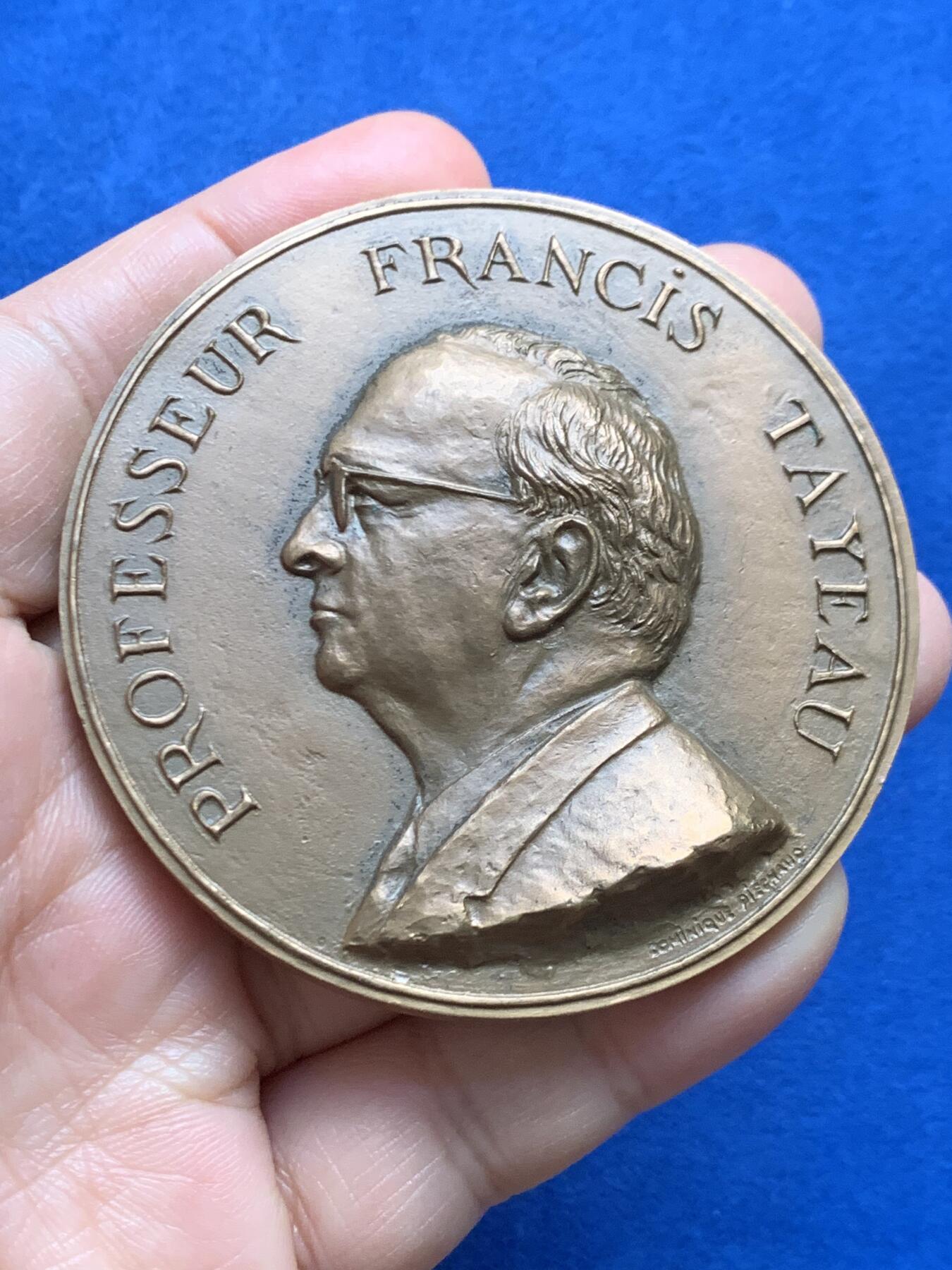 《竞宝斋》第447场 周日，周一，2场连拍 （全场包邮） 法国波尔多大学医学院名人铜章 175.6克 67.5mm 1974 丰饶角铜标 超高浮雕工艺