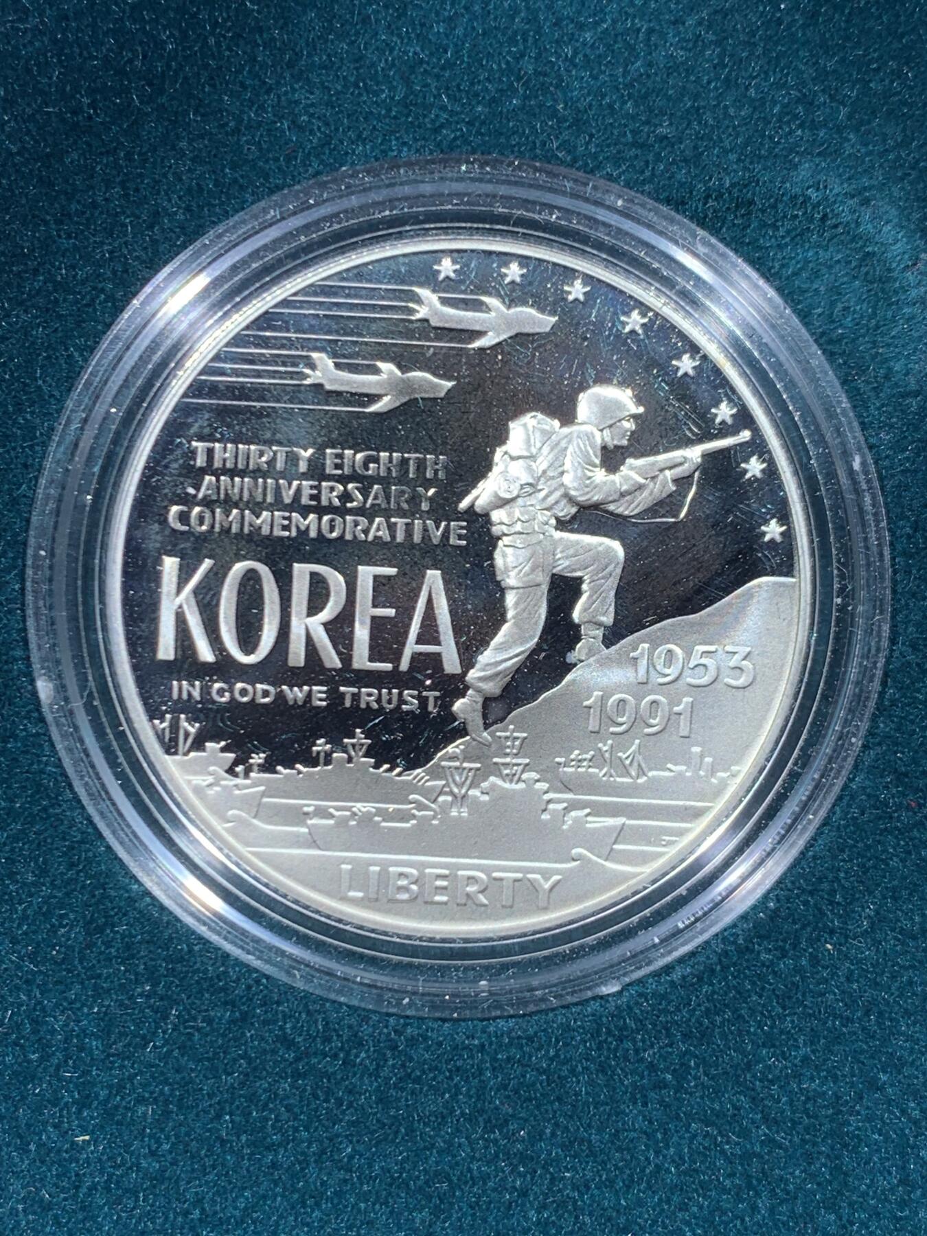 《竞宝斋》第447场 周日，周一，2场连拍 （全场包邮） 美国1991年朝鲜战争终战38周年纪念精制银币 原盒 原证 重26.7克，精制银币 非常见普制银币，正面朝鲜战场上的美国海陆空军 背面朝鲜半岛地图和38线，很有意义