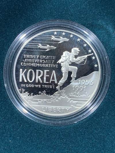《竞宝斋》第447场 周日，周一，2场连拍 （全场包邮） - 美国1991年朝鲜战争终战38周年纪念精制银币 原盒 原证 重26.7克，精制银币 非常见普制银币，正面朝鲜战场上的美国海陆空军 背面朝鲜半岛地图和38线，很有意义
