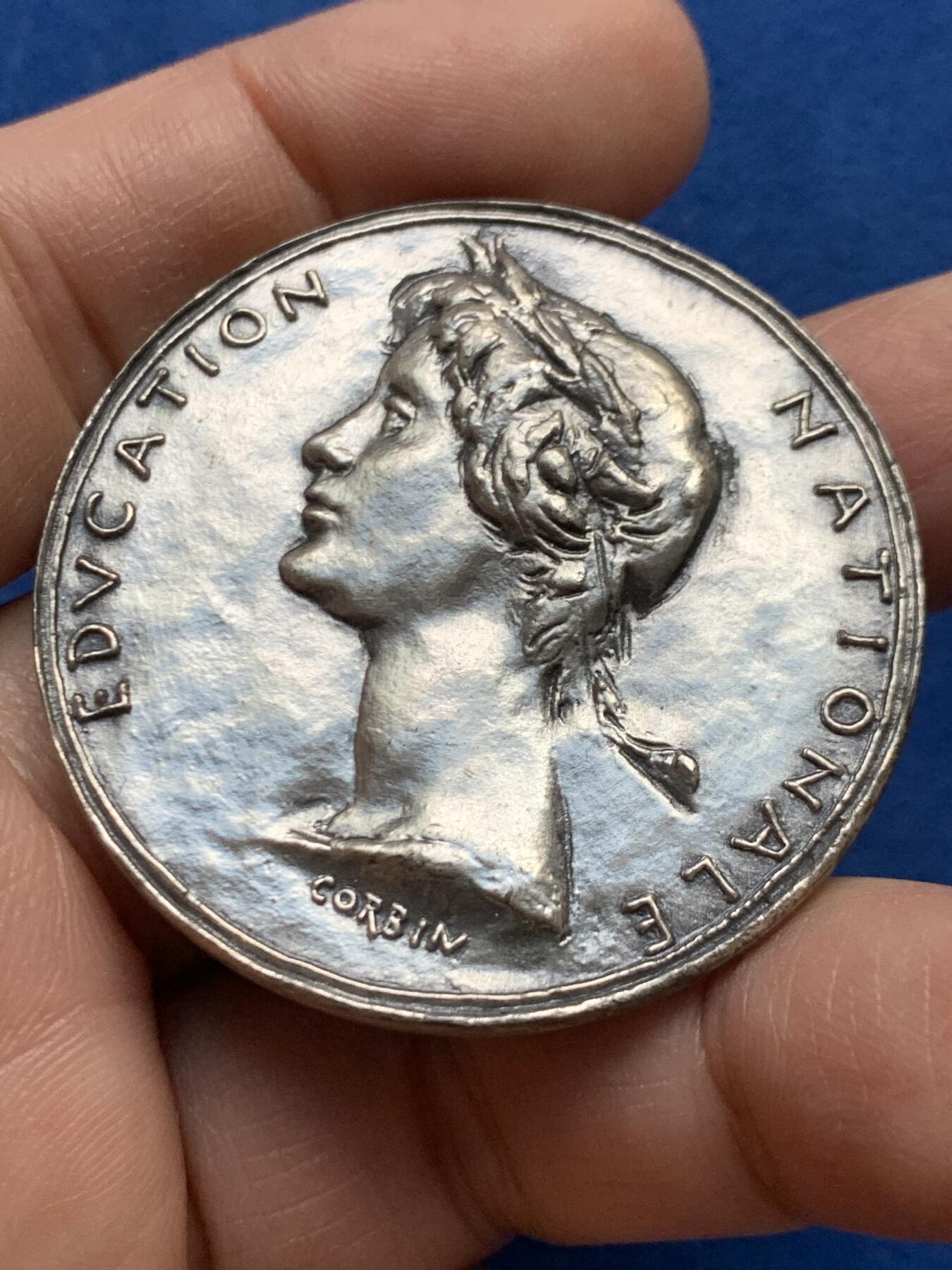 《竞宝斋》第447场 周日，周一，2场连拍 （全场包邮） 法国 玛丽安娜教育银章 43克 44.6mm 丰饶角1银标 少见磨砂雕塑工艺 超高浮雕 背面三个儿童环绕在教师形象玛丽安娜身旁 带原盒