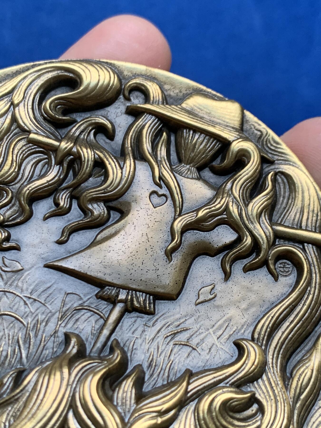 《竞宝斋》第447场 周日，周一，2场连拍 （全场包邮） 上海百拓稻草人之恋大铜章，编号055，总重约333.2克，直径80mm，原盒原证。