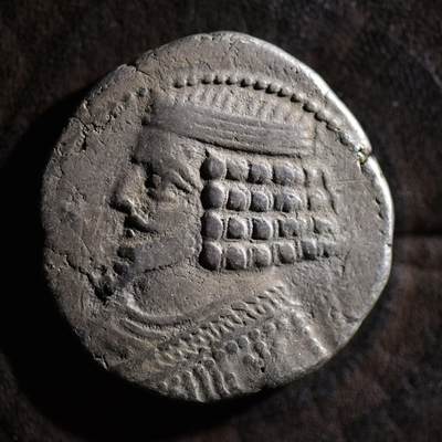 【良泉】【元旦直播场】1月1日晚19.30点开拍！208组西方古代钱币、日本朝鲜花钱 - 【极美品】公元公元前38年－公元前2年【帕提亚帝国】弗拉特斯四世提喀女神授棕榈枝版，四德拉克马银币，8.94克