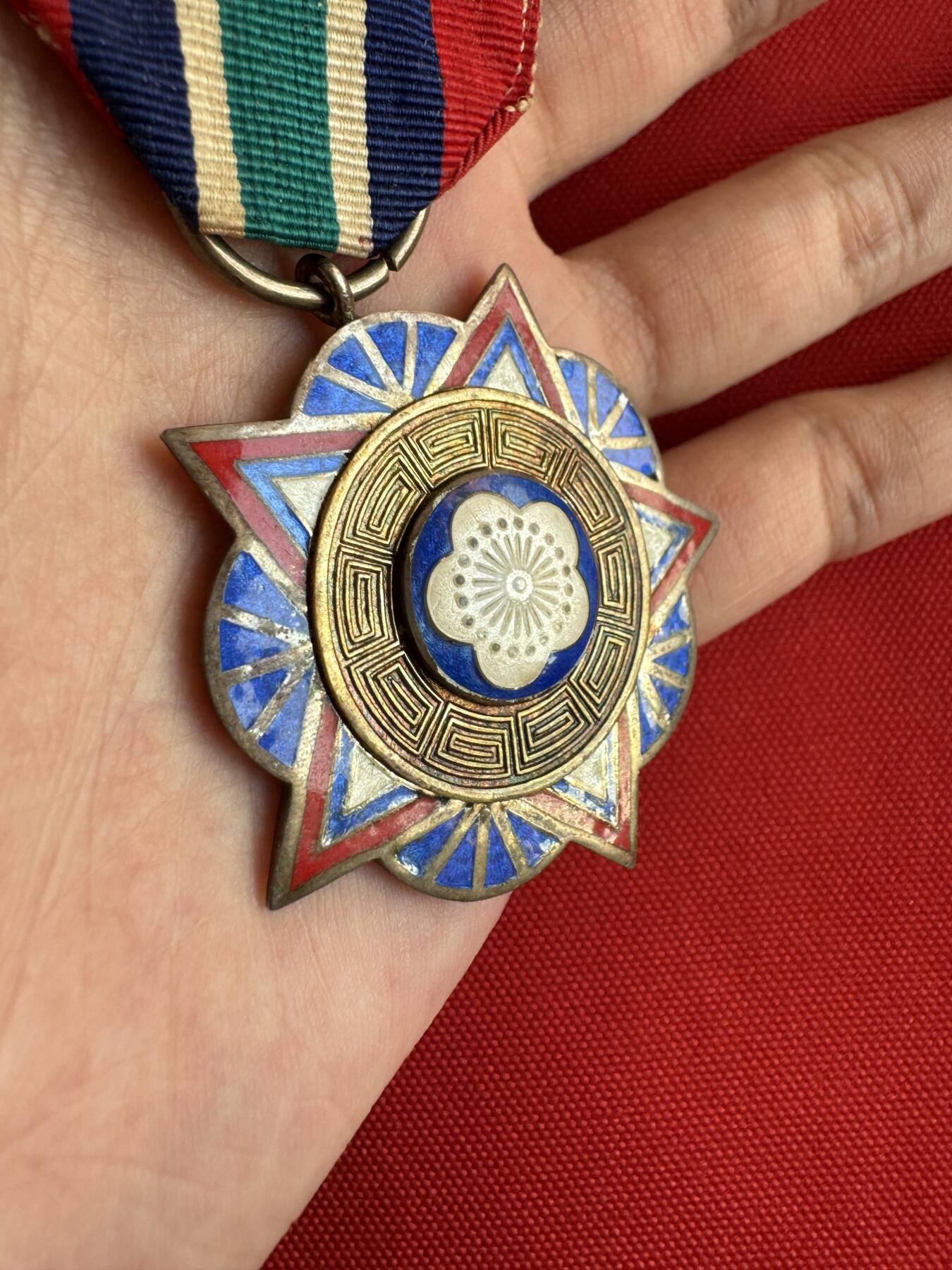 五哥徽章群   14号周日晚上八点4群联拍 银章