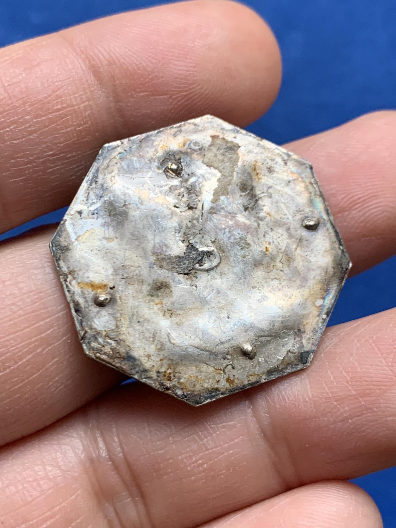 《竞宝斋》第447场 周日，周一，2场连拍 （全场包邮） 法国“没有烦恼的爱情”双天使八角镀银纪念章 单面 7.6克 30.2mm