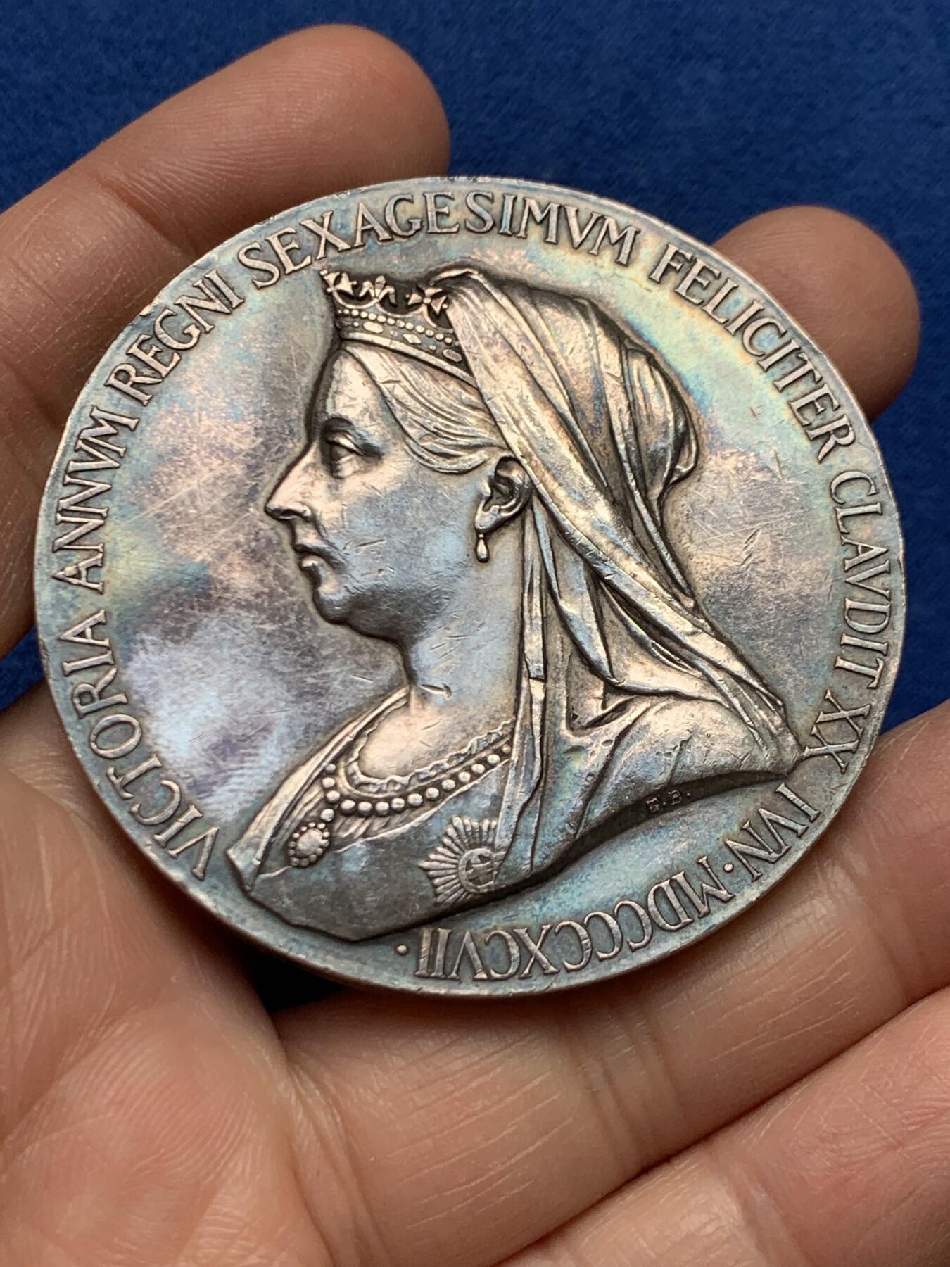 《竞宝斋》第447场 周日，周一，2场连拍 （全场包邮） 英国1897年维多利亚加冕60周年纪念大银章，83.9克，55.2mm