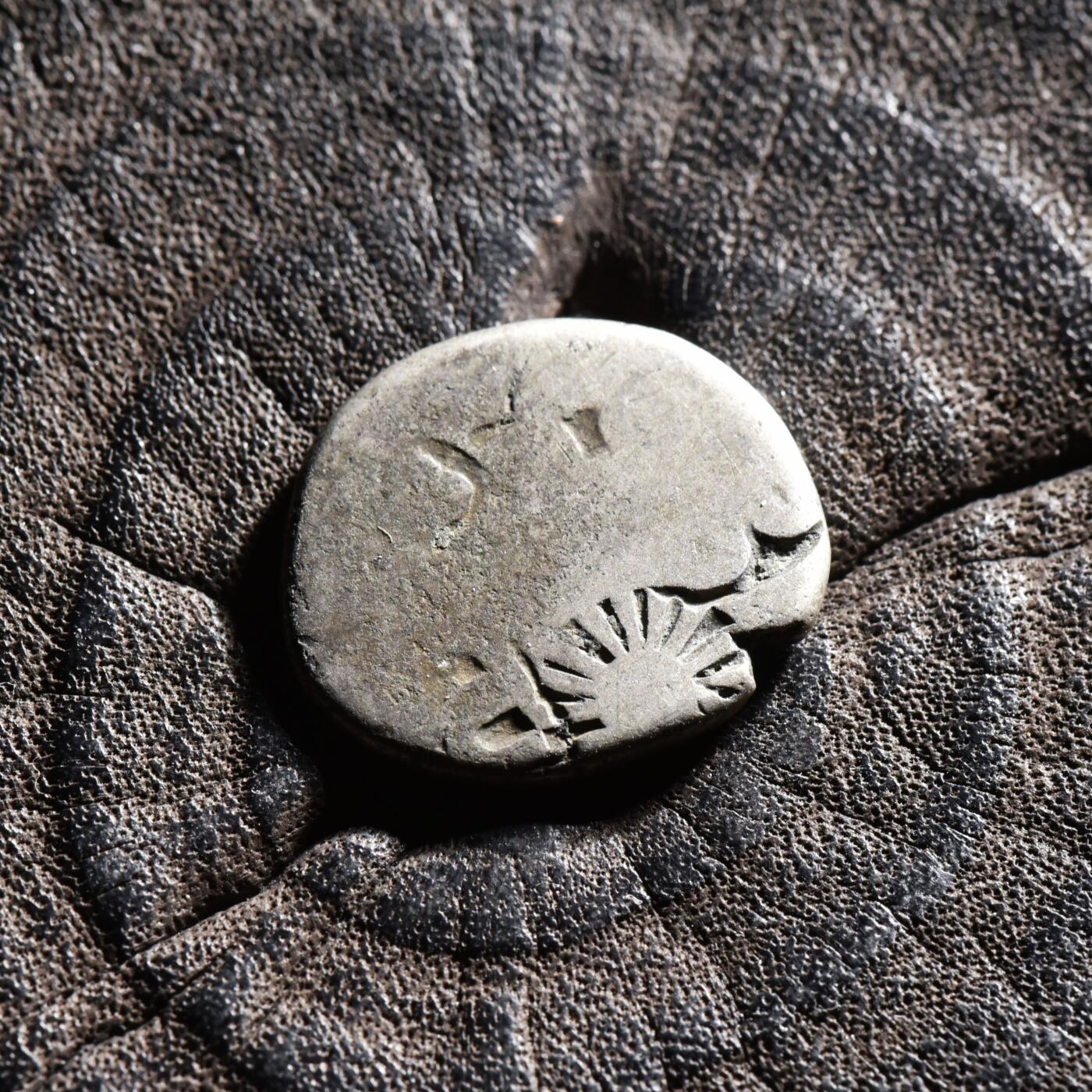 【良泉】【元旦直播场】1月1日晚19.30点开拍！208组西方古代钱币、日本朝鲜花钱 公元前3世纪【古印度】孔雀王朝，【少见】圆形 1卡夏帕银币，3.11克