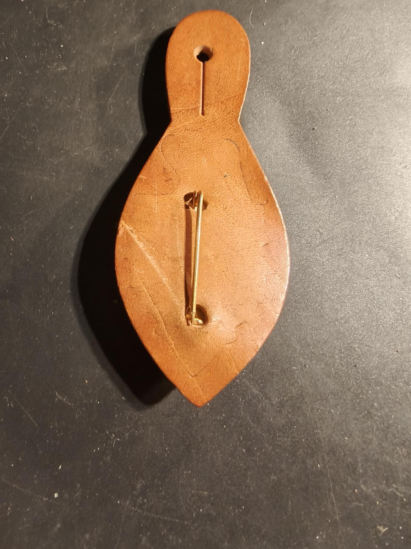 老王徽章第169期 法国海外军事信息与文献中心证章      该中心负责为即将前往海外或在外国驻扎的法国军事人员及其家属提供培训和信息，该中心曾设在凡尔赛的阿尔图瓦军营 (Caserne d'Artois)，后被 2003 年成立的海外与外国专业军事学校 (EMSOME) 取代。