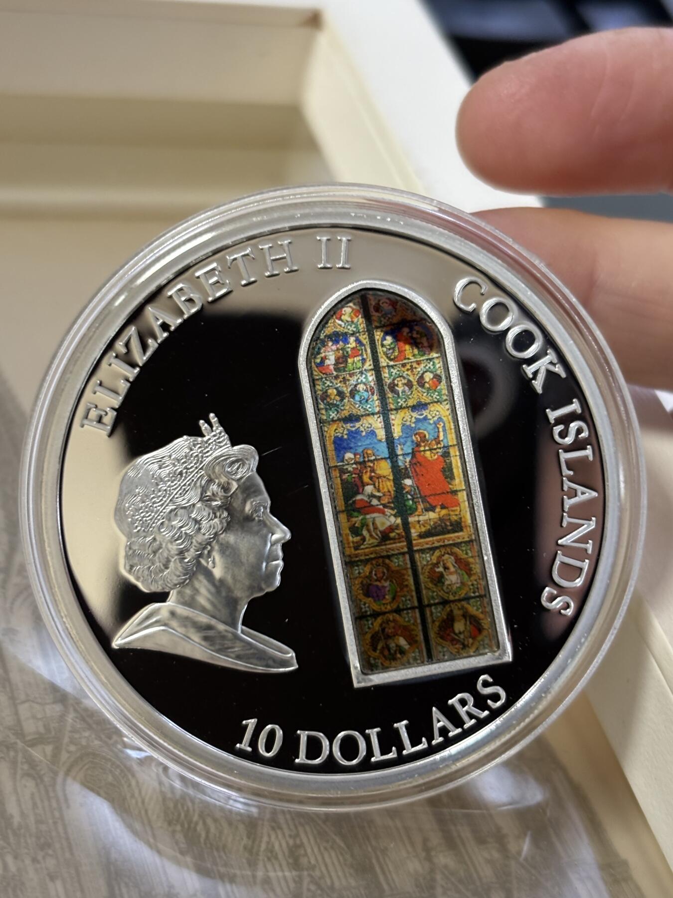 第186期拍卖 库克2010年天堂之窗科隆大教堂镶玻璃纪念银币，999银，50克，发行2000枚，没有外面纸套，有丝痕