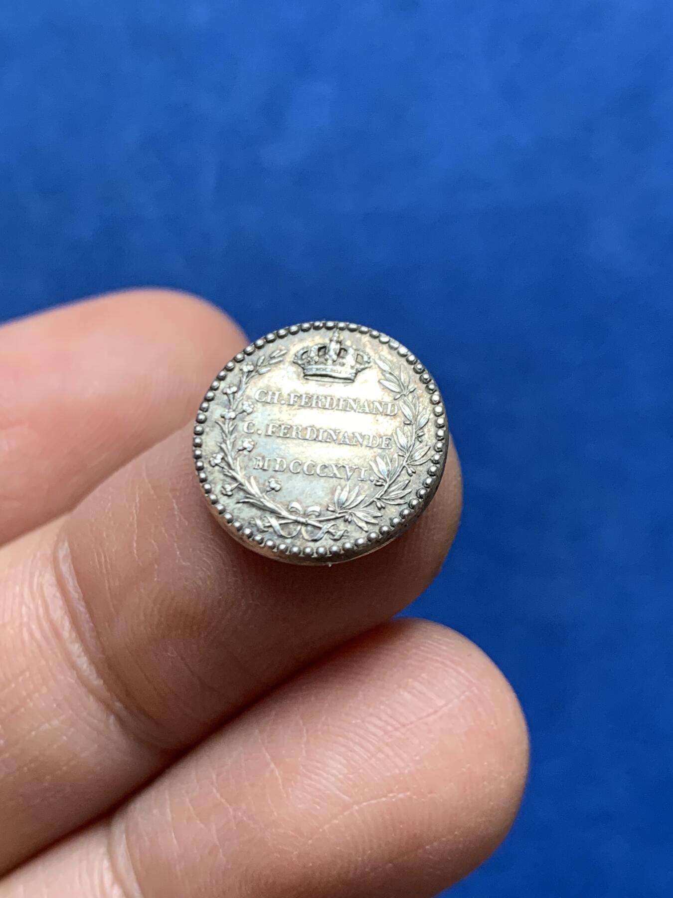 《竞宝斋》第447场 周日，周一，2场连拍 （全场包邮） 贝里公爵及公爵夫人婚礼纪念小银章 1.7克 14mm 正面路易十八头像 带边铭