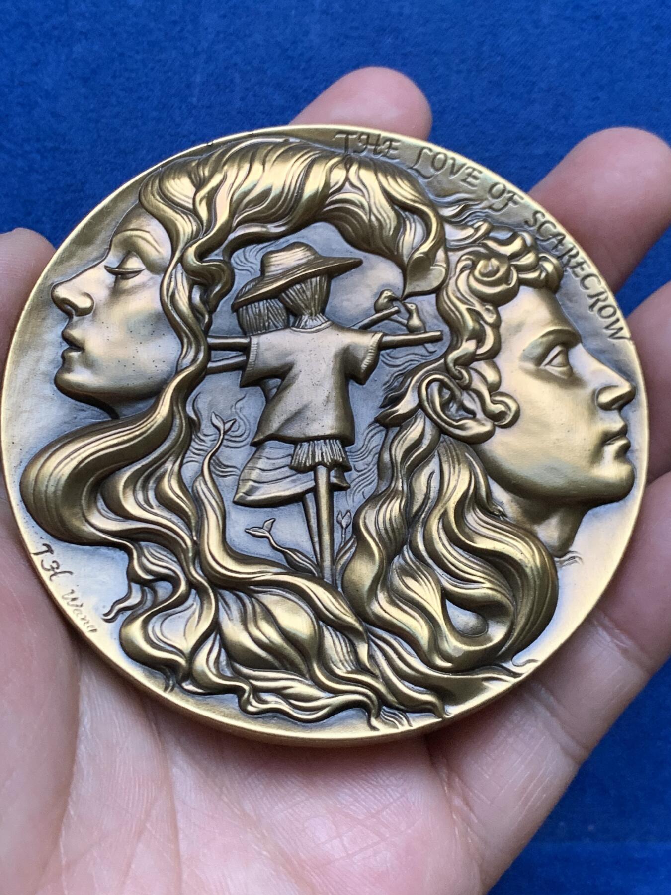 《竞宝斋》第447场 周日，周一，2场连拍 （全场包邮） 上海百拓稻草人之恋大铜章，编号055，总重约333.2克，直径80mm，原盒原证。