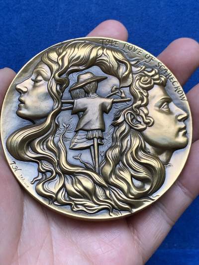 《竞宝斋》第447场 周日，周一，2场连拍 （全场包邮） - 上海百拓稻草人之恋大铜章，编号055，总重约333.2克，直径80mm，原盒原证。