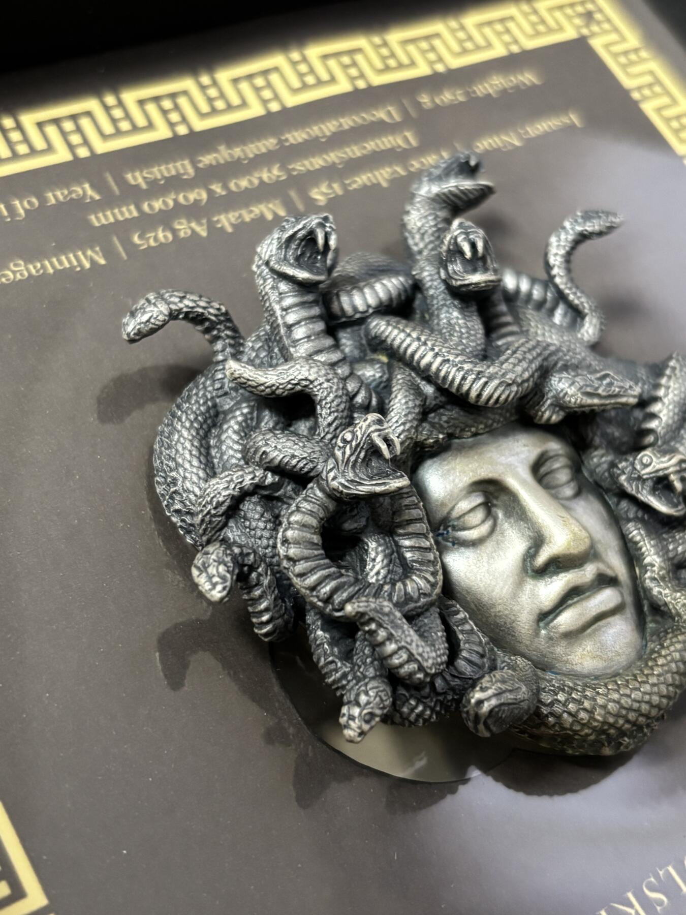 第186期拍卖 纽埃2019年蛇发女妖美杜莎250克异形高浮雕银币，999银，发行499枚