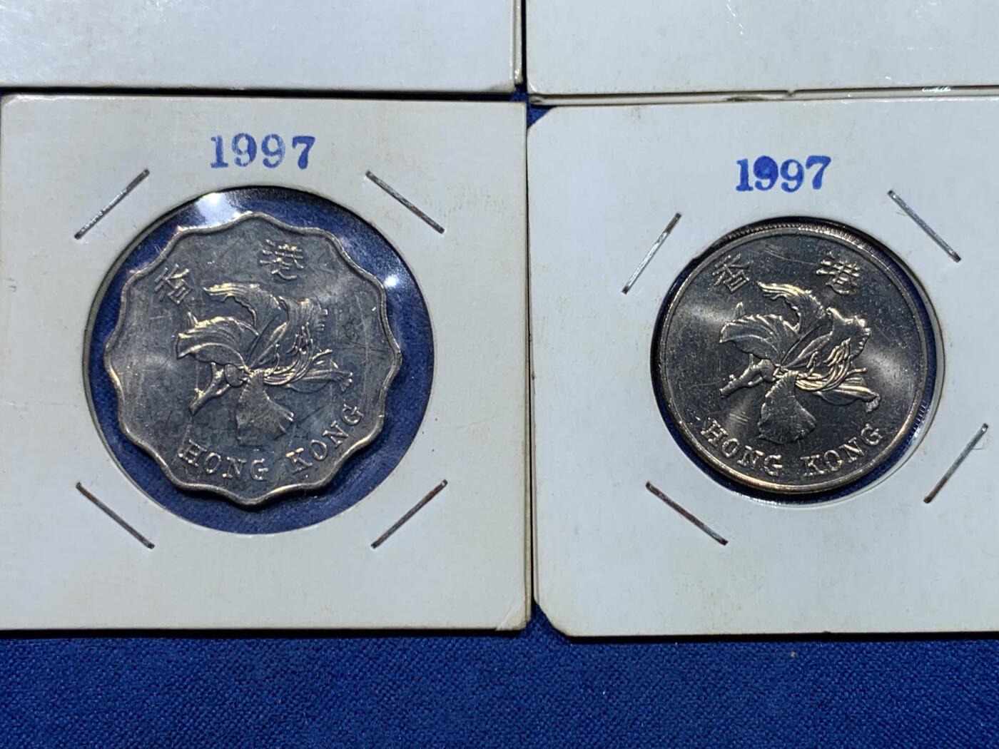 《竞宝斋》第447场 周日，周一，2场连拍 （全场包邮） 1997年香港特别行政区发行回归特种纪念币1套6枚，纸夹包装，品相不错，可以送评的状态。