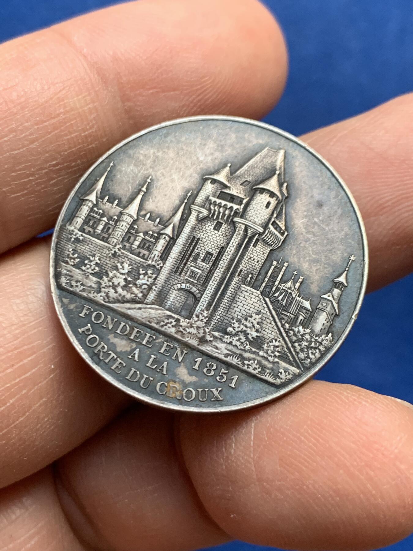 《竞宝斋》第447场 周日，周一，2场连拍 （全场包邮） 法国涅夫勒文学艺术科学协会纪念银章 10.55克 29.6mm 丰饶角银标 1851年成立 稀有