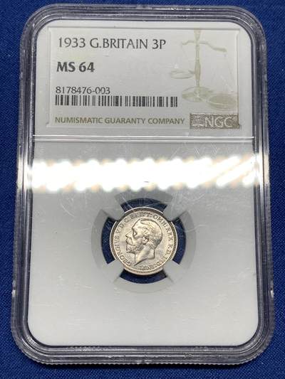 《竞宝斋》第447场 周日，周一，2场连拍 （全场包邮） - NGC MS64 英国1933年3便士银币 品种常见 可是好品难得 亚军分 适合入手 盒子背面有模糊