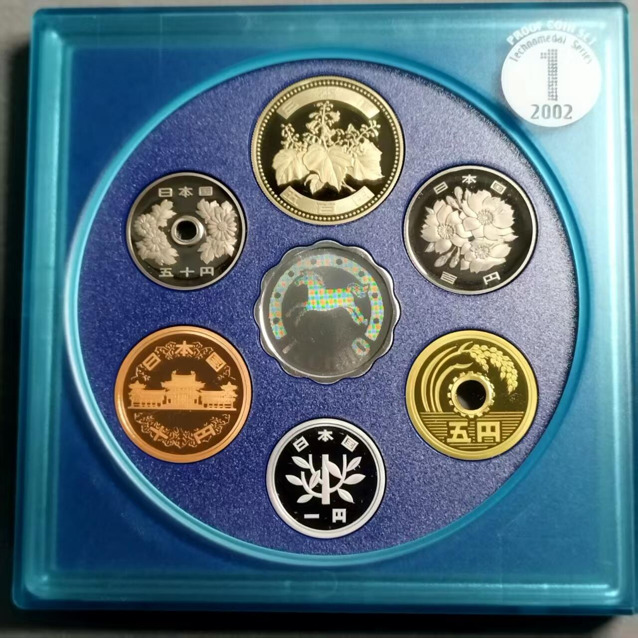 长老汇蛇年精选第八十一场拍卖 日本2002年 精制纪念套币，含6币1章，盒证齐全，银章重7克，999银，采用潜象技术，图案会随着角度变化而变化。银章银价90+