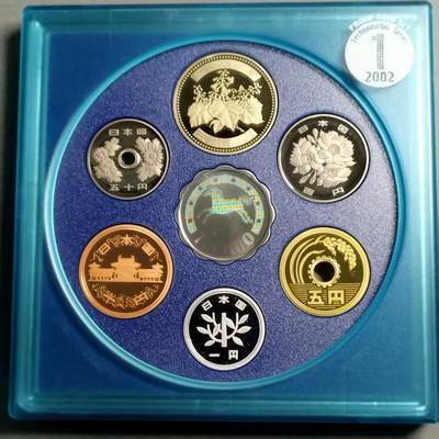 长老汇蛇年精选第八十一场拍卖 - 日本2002年 精制纪念套币，含6币1章，盒证齐全，银章重7克，999银，采用潜象技术，图案会随着角度变化而变化。银章银价90+