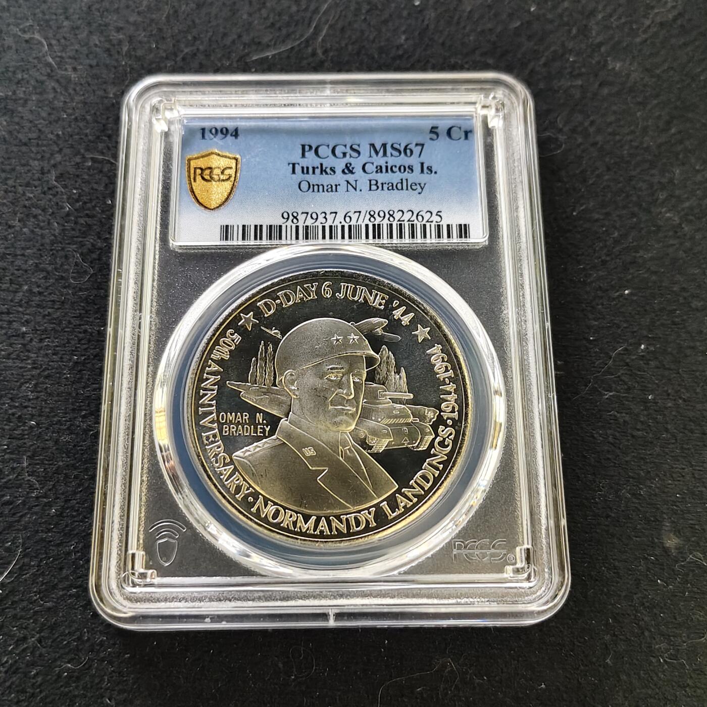 【全场包邮】纯粹捡漏拍487场（免费代拍第24场） 【收藏级·冠军分】特克斯和凯克斯群岛1994年5克朗D-DAY日50周年奥马尔·纳尔逊·布拉德利精制纪念币-PCGS MS67