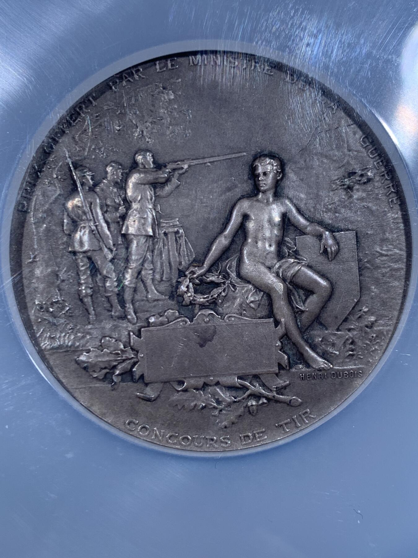 《竞宝斋》第447场 周日，周一，2场连拍 （全场包邮） NGC MS62 法国射击节银章，海马盔甲玛丽安娜，双面高浮雕，章牌大师杜波瓦(DUBIOS)代表作品，直径50mm，边铭丰饶角，加大加厚盒。